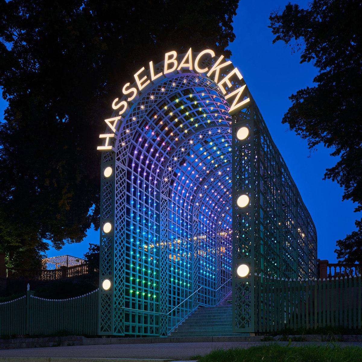 Hasselbacken skylt på båge. Svenska skyltförbundet SESIGN.